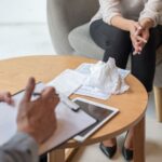 Psicóloga en consulta con un paciente