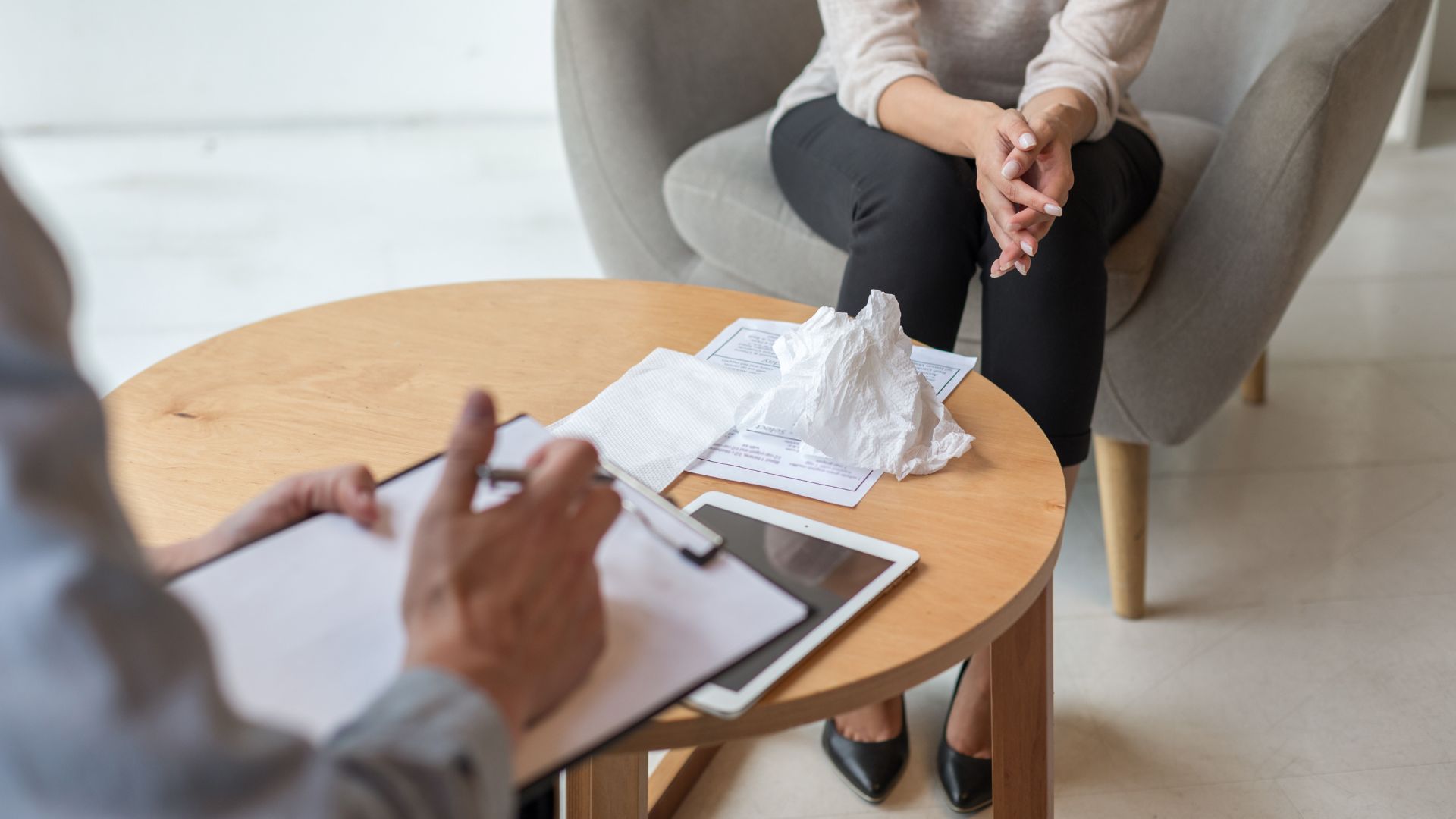 Psicóloga en consulta con un paciente