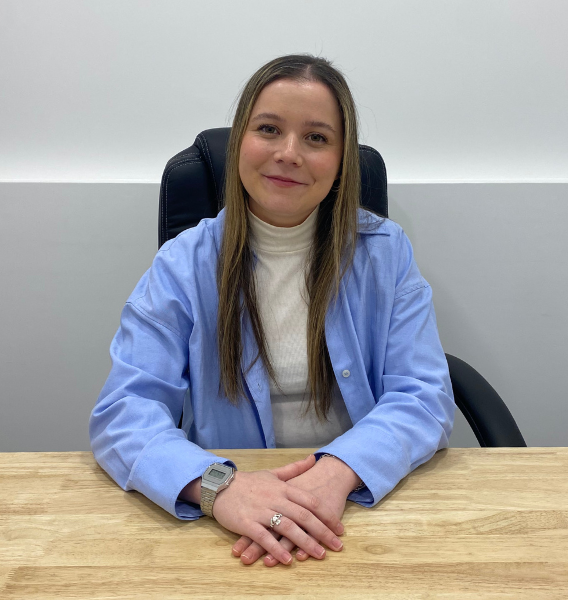 Psicóloga Paloma Muñiz Ibaseta sonriendo en su consulta