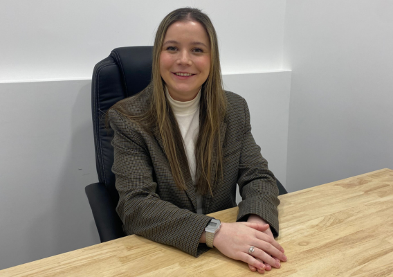 Psicóloga Paloma Muñiz Ibaseta sonriendo en su consulta